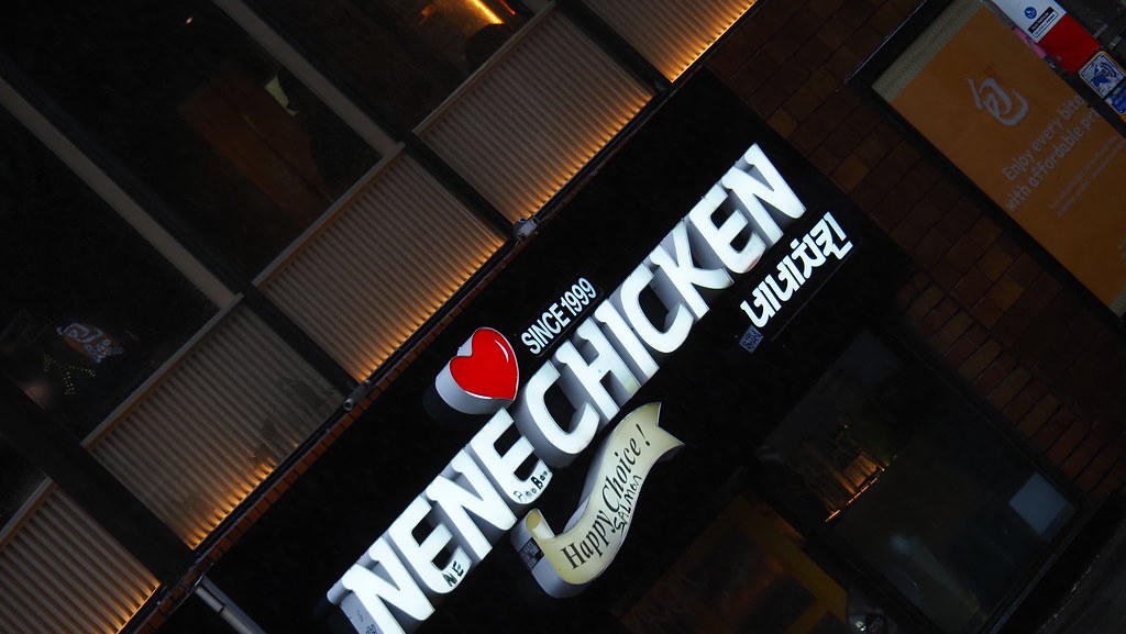 Seul Sokaklarında Gece Yarısı Parıldayan Nene Chicken Tavuk Restoranı Tabelası