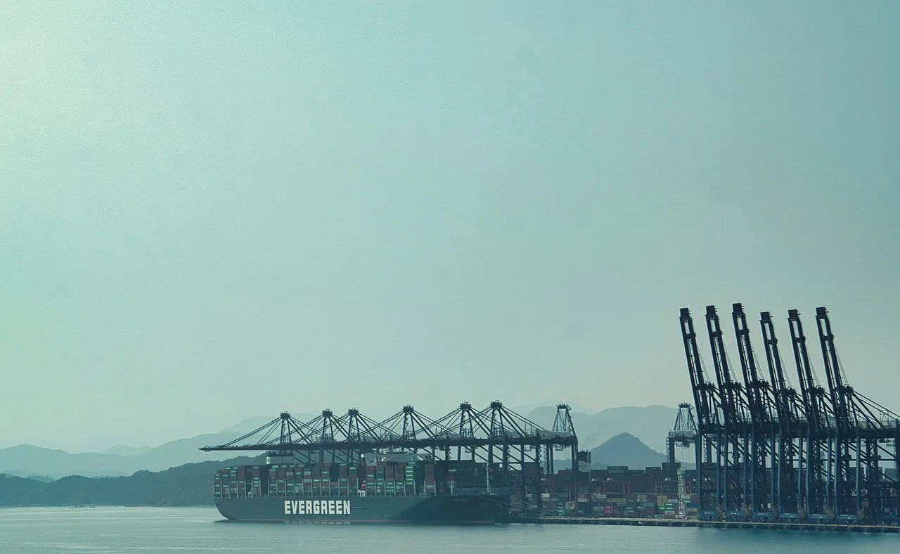 Shenzhen limanı konteyner gemisi - liman manzarası