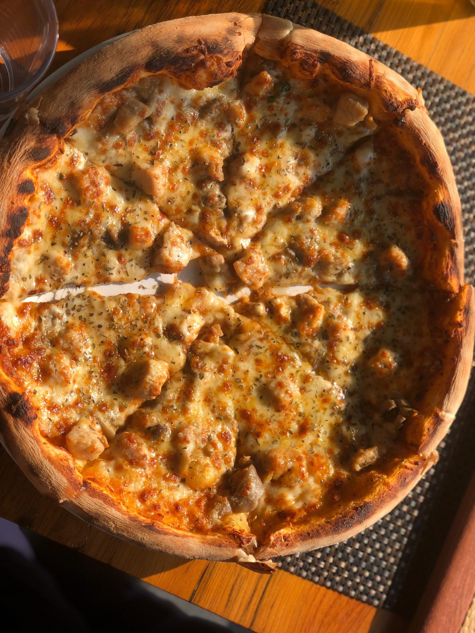 Sıcacık Odun Fırını Pizzası: Tavuklu, Bol Peynirli ve Baharatlı Lezzet