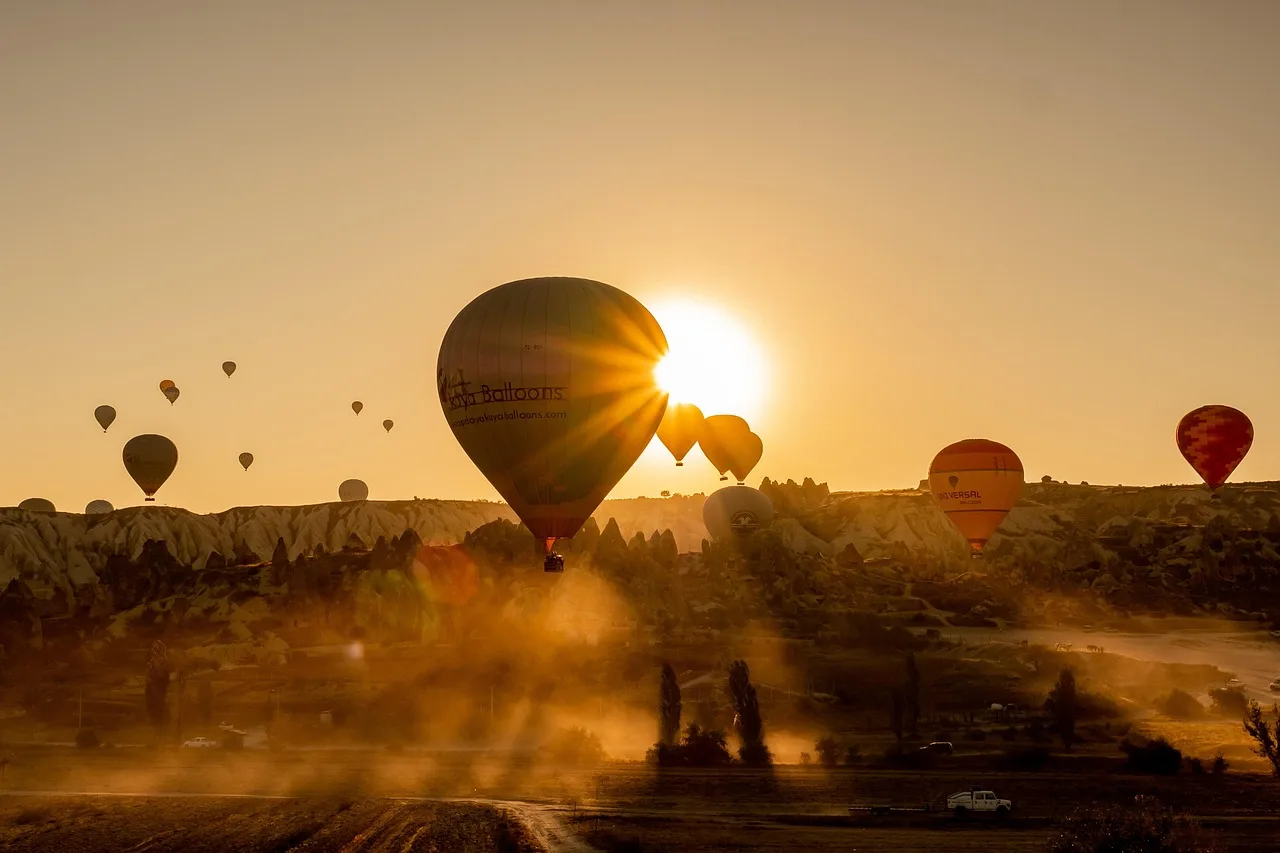 Sıcak hava balonu doğumda Kapadokya manzarası