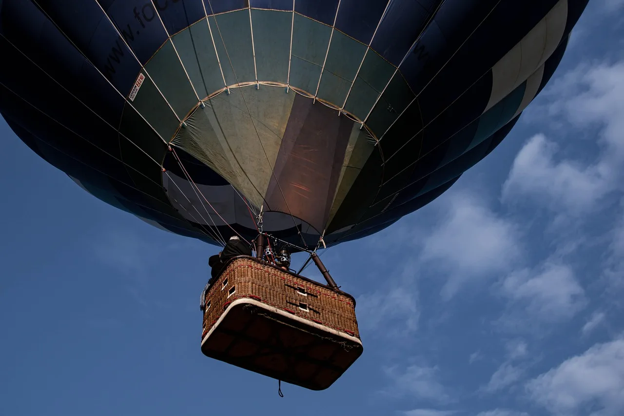 Sıcak hava balonu gökyüzünde süzülüyor - doğa fotoğrafı