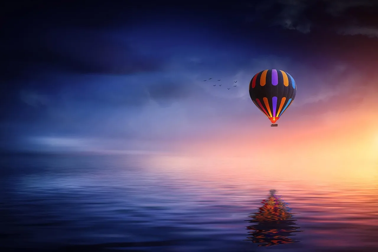 Sıcak hava balonu göl üzerinde gün batımı