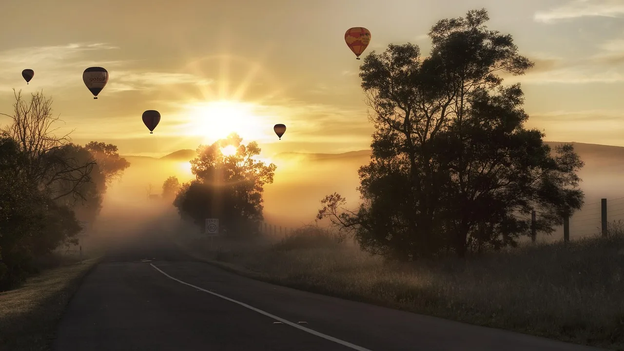 Sıcak hava balonu yol manzarası - sisli sabah