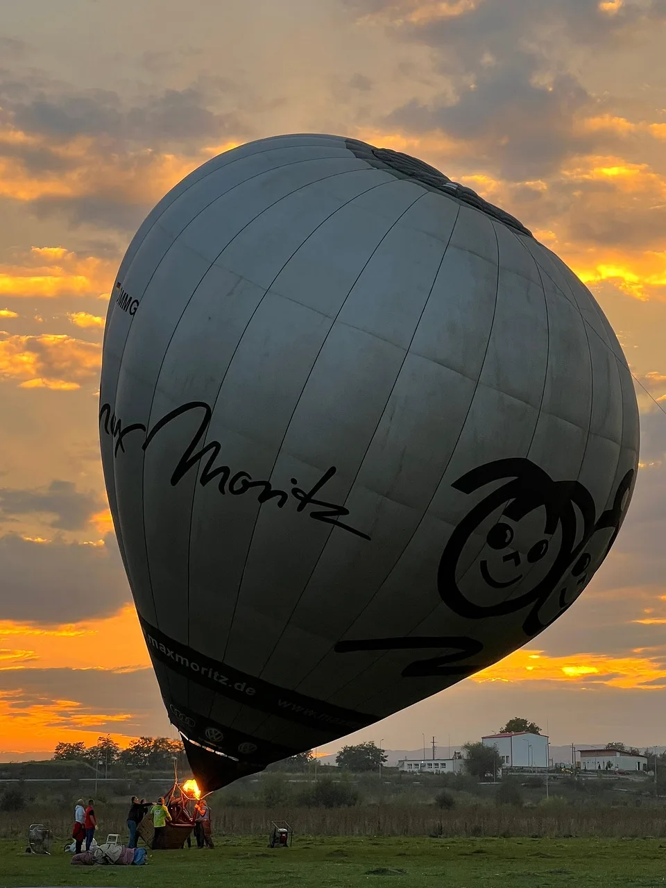 Sıcak hava balonu yükseliyor - renkli uçuş