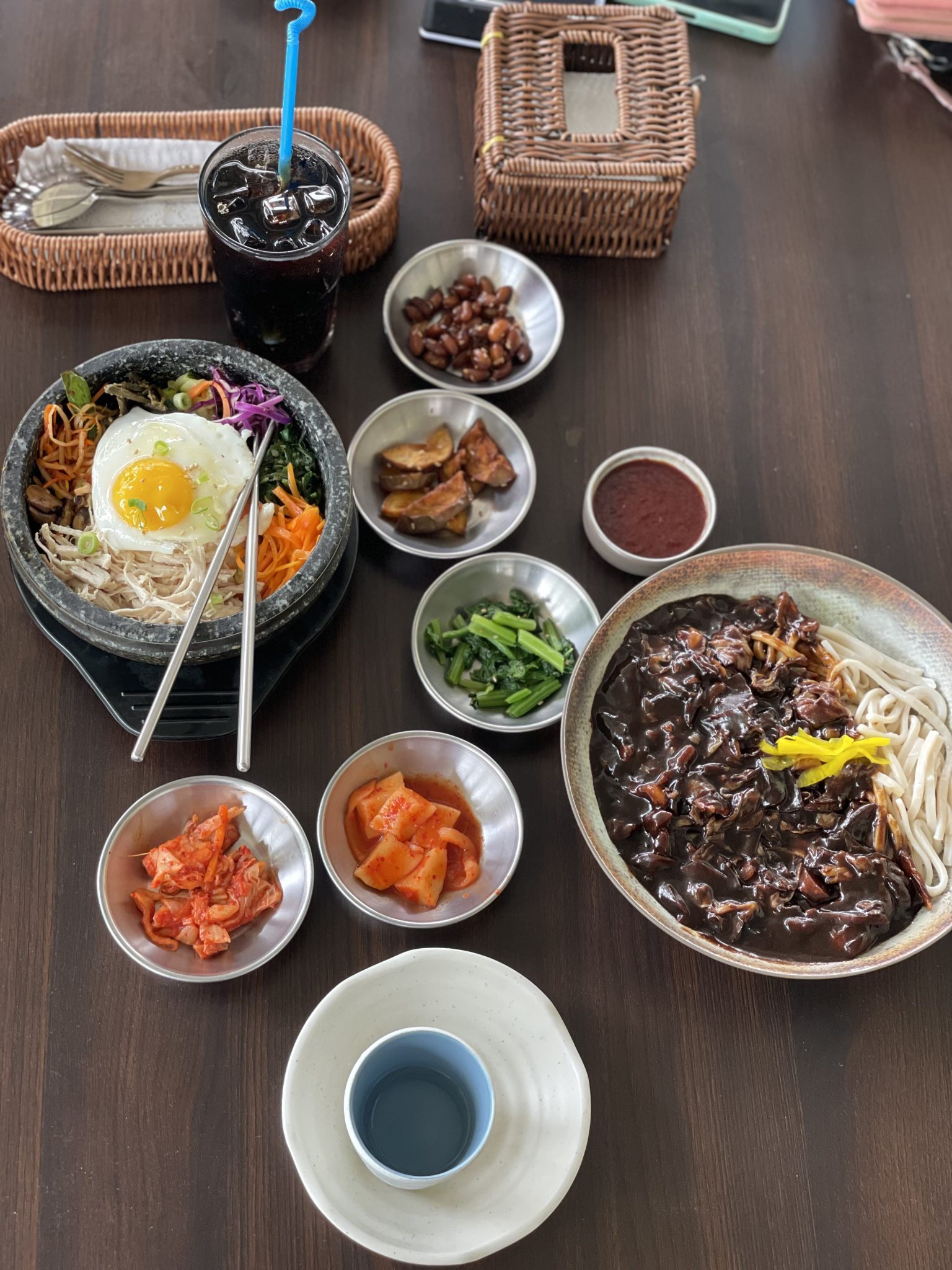 Sıcak Taş Kasede Bibimbap ve Jjajangmyeon ile Geleneksel Kore Sofrası
