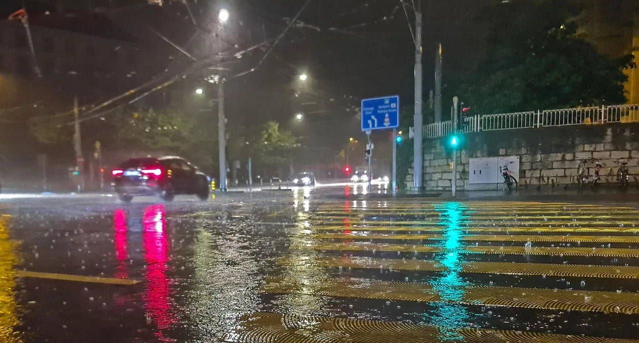Şiddetli yağışlı şehir trafiği - kentsel yol manzarası