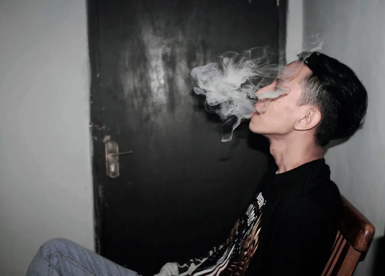 Sigara içen hipster adam - dumanlı gri ev