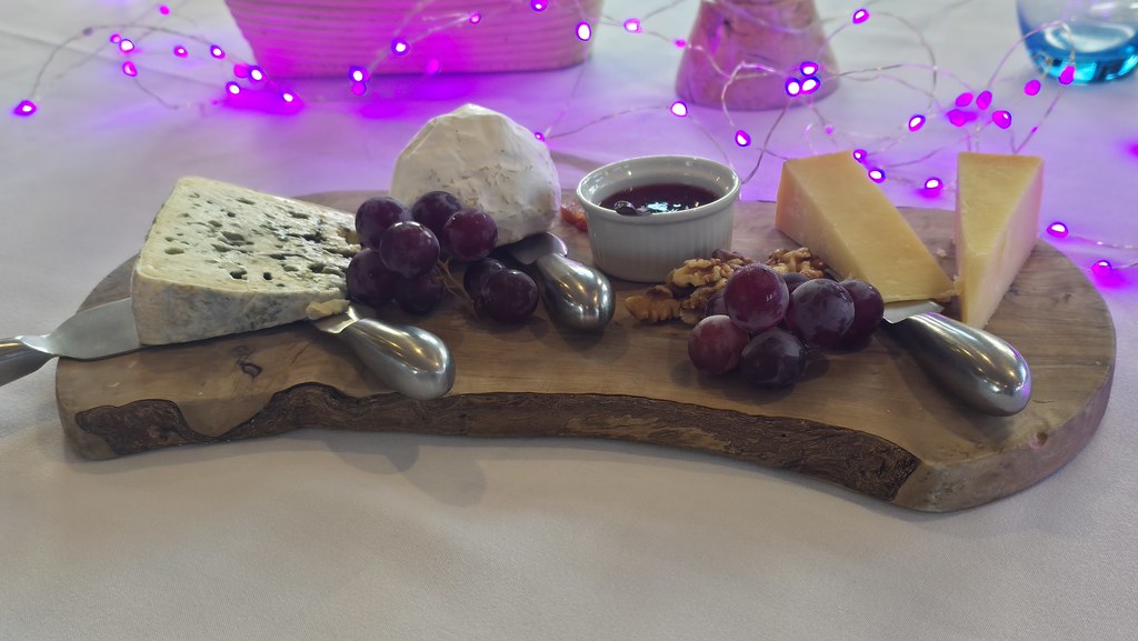 Şık Peynir Tabağı Sunumu: Blue Cheese ve Üzümle Davet Sofrası Hazırlığı