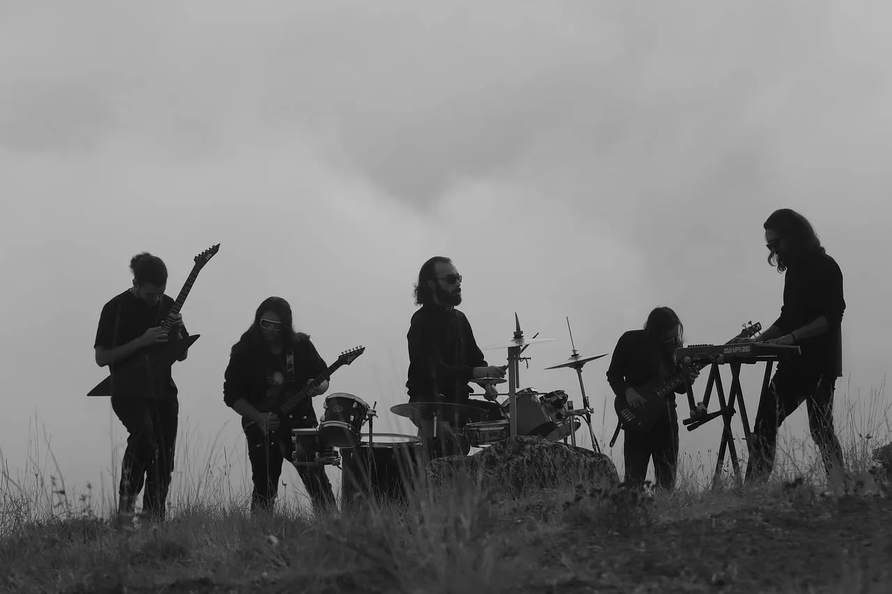 Silüet gitarist rock müzisyen - siyah beyaz sahne