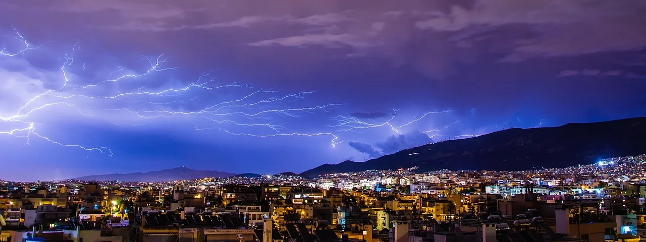 Şimşekli şehir silueti panoraması - gece