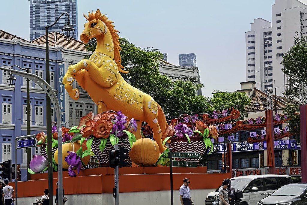 Singapur'da Çin Yeni Yılı Kutlamalarıyla Süslenmiş Devasa At Heykeli