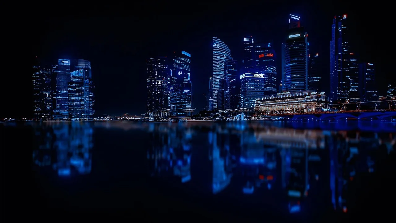 Singapur gökdelenleri yansımalı gece fotoğrafı