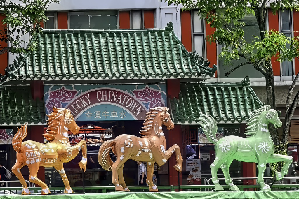 singapur lucky chinatown önünde renkli çin at heykelleri ve geleneksel mimari