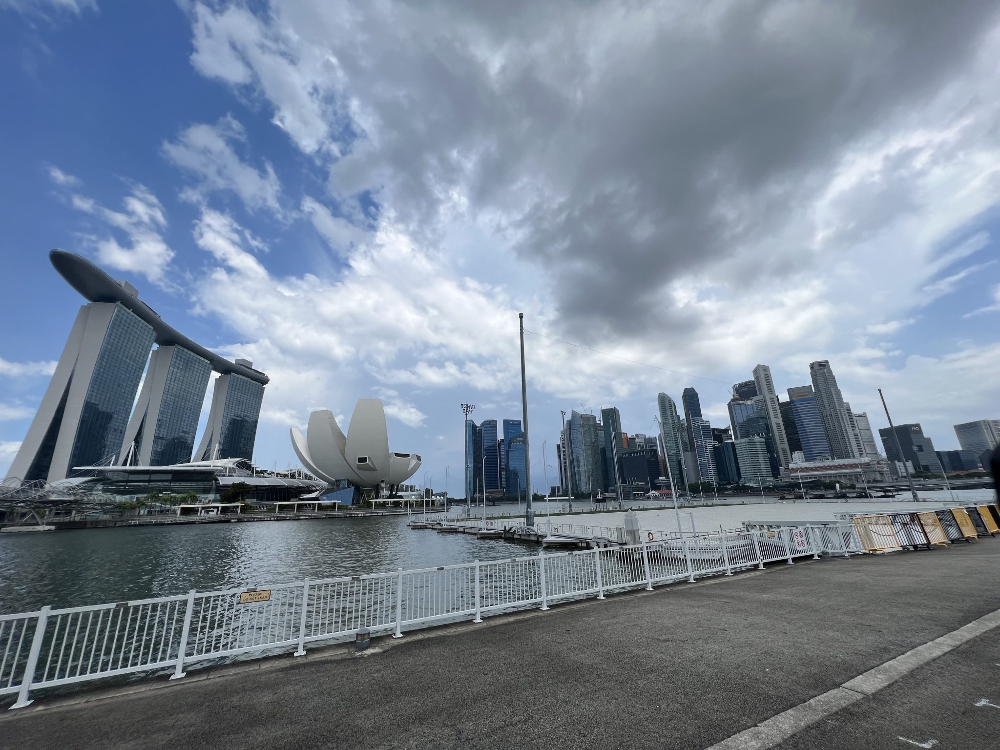 Singapur Marina Bay'de Bulutlu Gökdelen Manzarası ve Modern Mimari