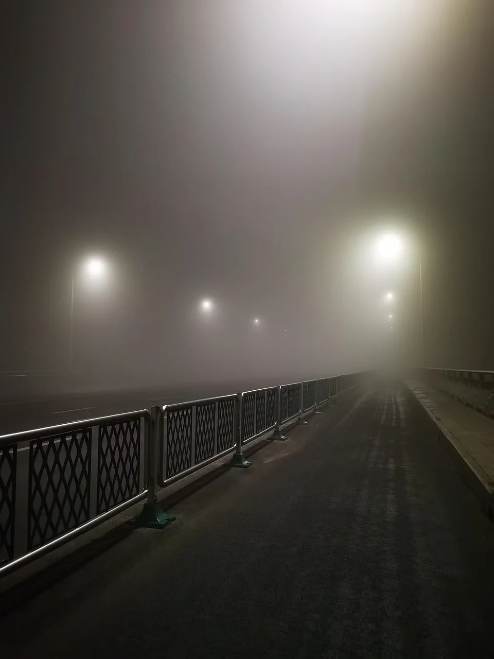 Sisli gece köprüsü - korku ve mesafe teması