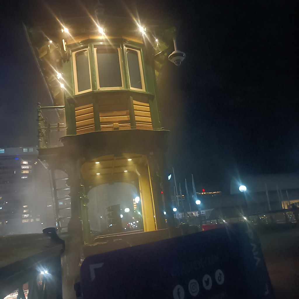 Sisli Gecede Işıl Işıl Parlayan Tarihi Ahşap Köprü Kulesi ve Liman Atmosferi
