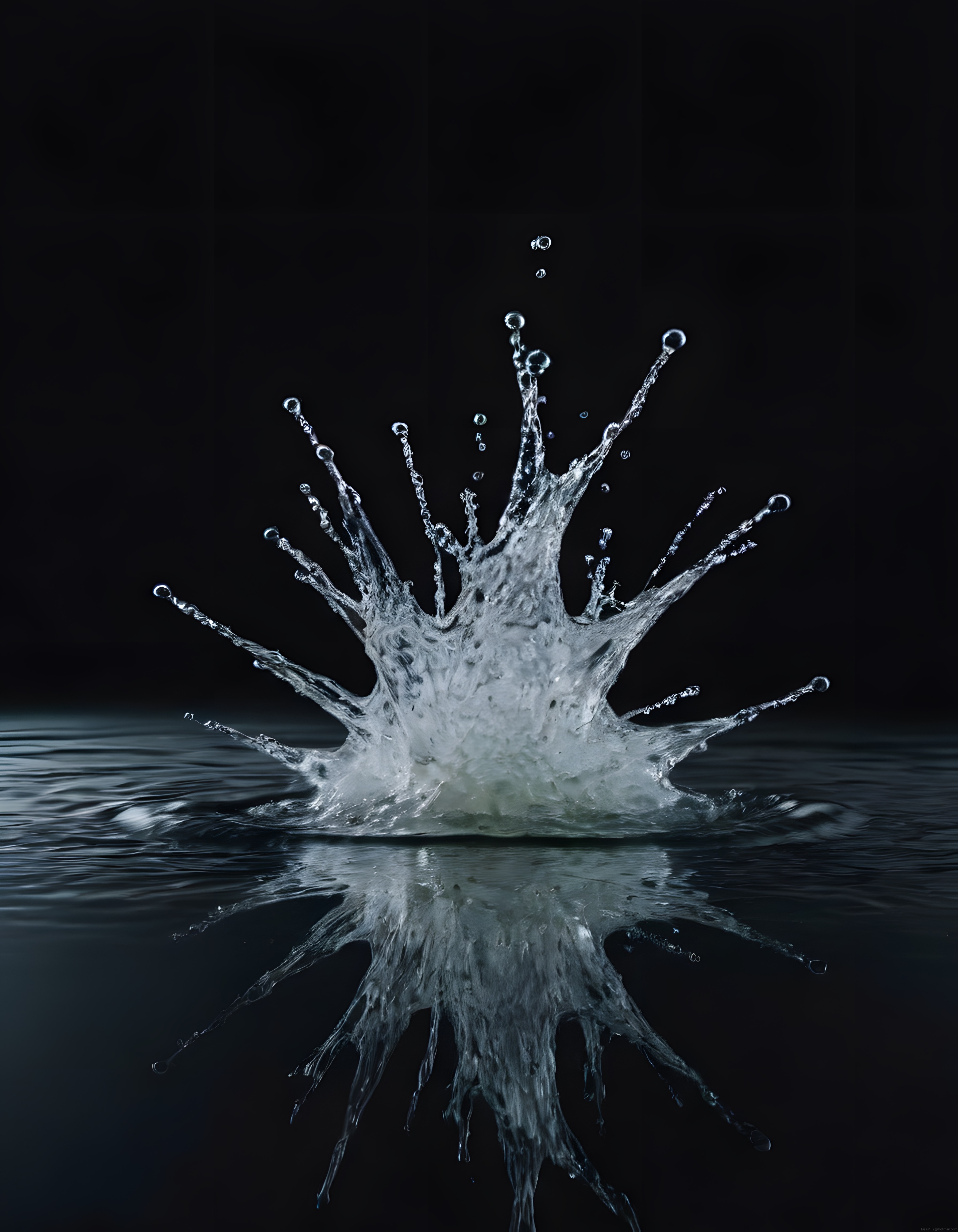 Siyah arka planda yüksek hızda çekilmiş muhteşem su sıçraması ve yansıması