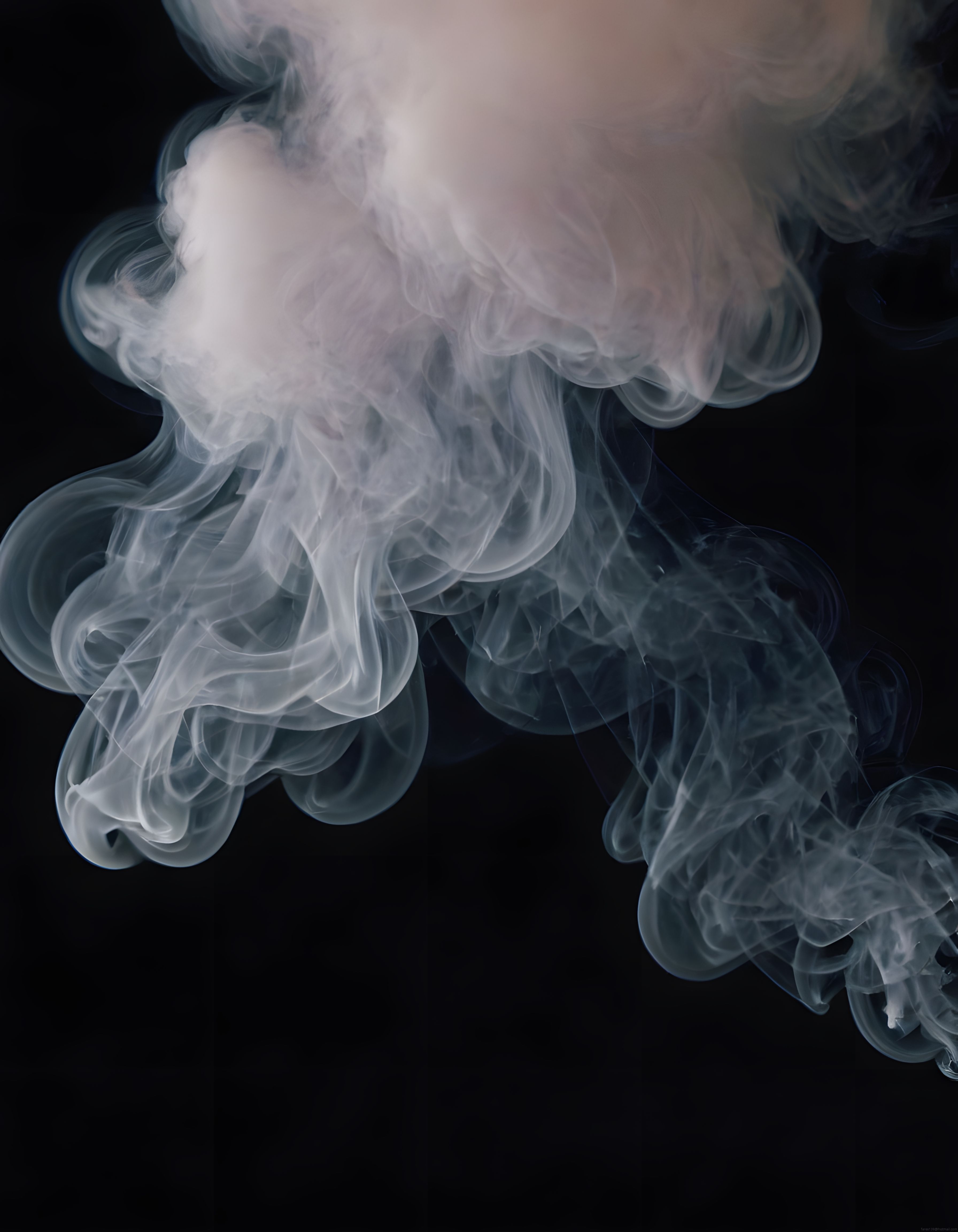 Siyah Arkaplanda Akıcı Duman Desenleri ile Mistik ve Sanatsal Görsel Atmosfer