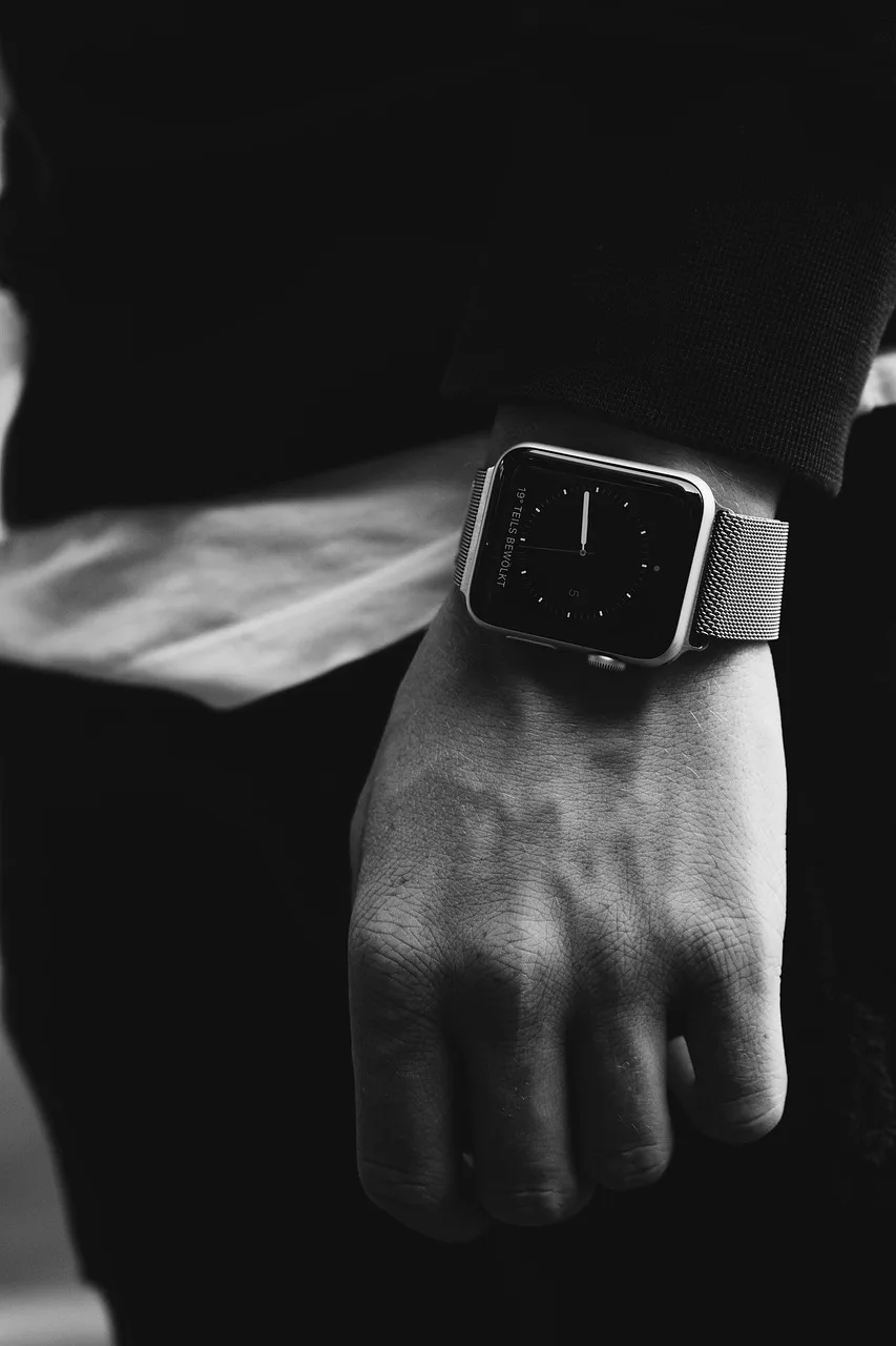 Siyah beyaz Apple Watch bileklik detayı - teknoloji aksesuarı