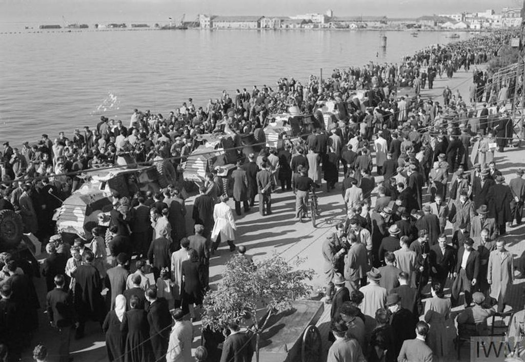 Siyah Beyaz Arşiv Karede Deniz Kenarında Kalabalık ve Klasik Araçlar