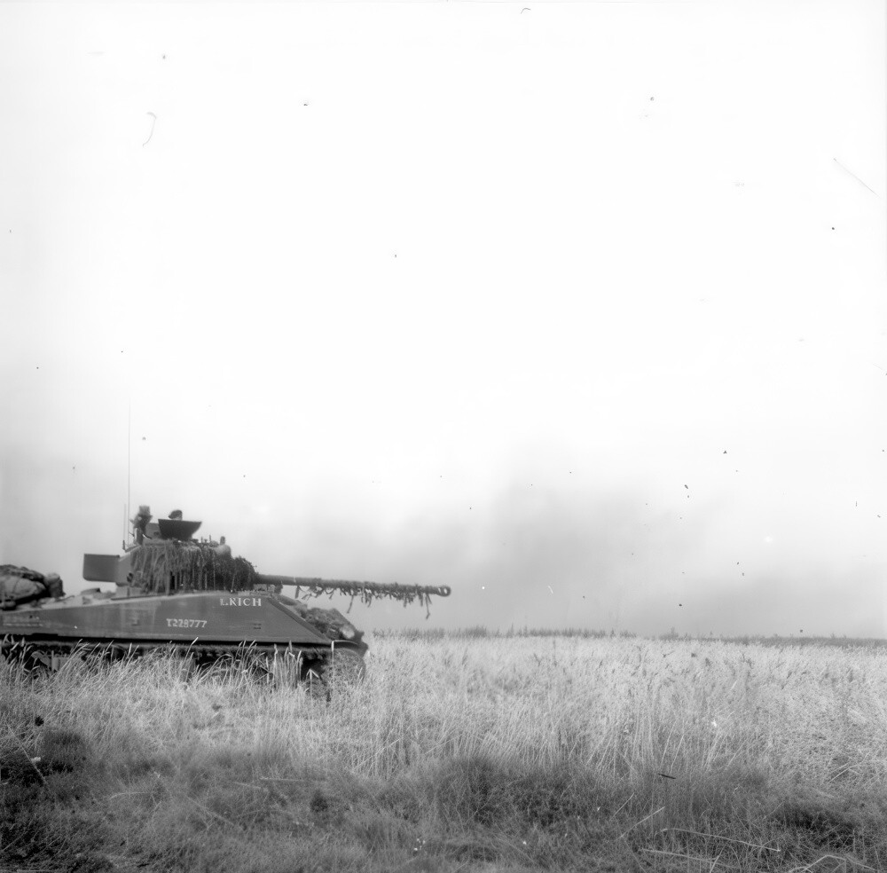 Siyah Beyaz Askeri Tank Fotoğrafı: Savaş Alanında Tarihi Araç Görüntüsü