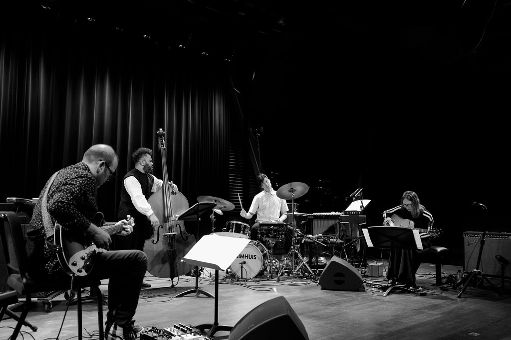 Siyah Beyaz Caz Sahnesi: Kontrabas, Gitar ve Davul ile Canlı Müzik Performansı