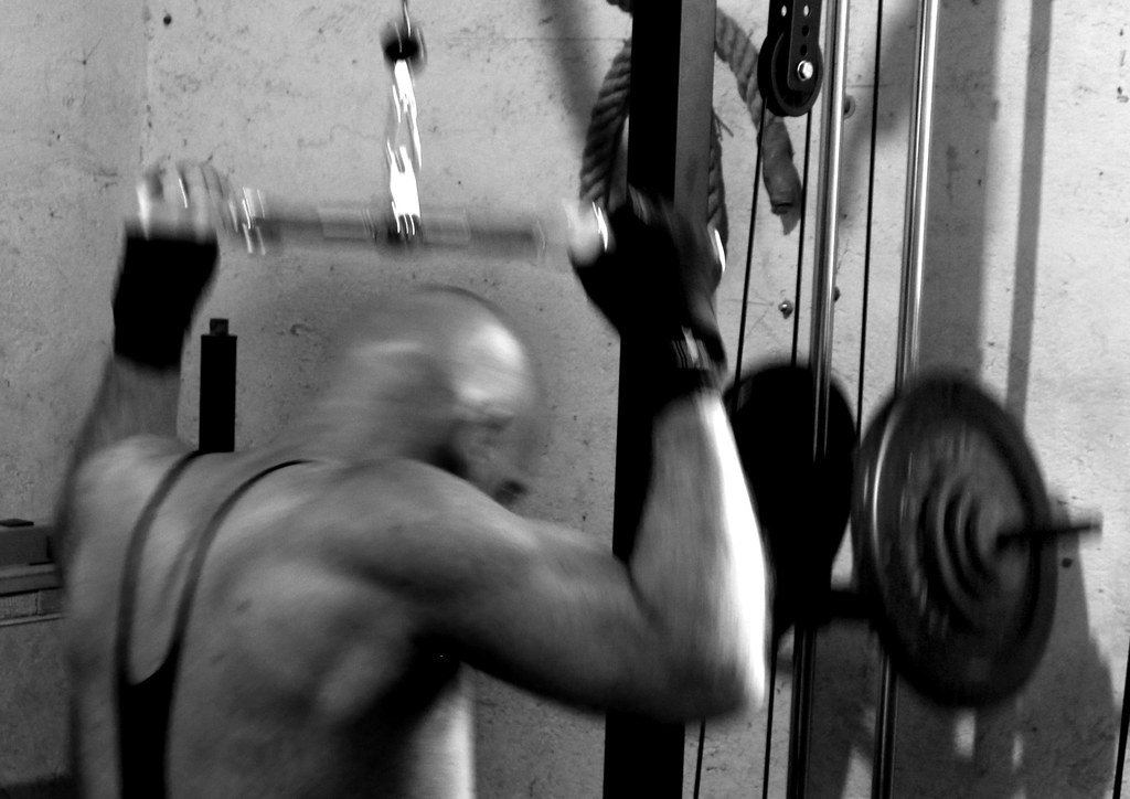 Siyah Beyaz Görselde Halat Çekişi Yapan Kaslı Sporcu ve Fitness Anı