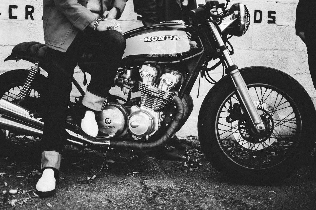 Siyah beyaz Honda motosiklet portresi - güçlü motosiklet görseli