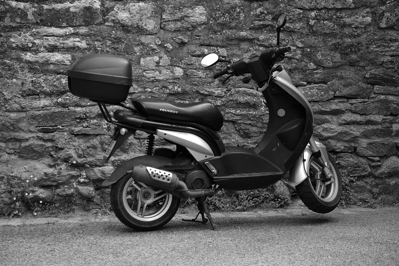 Siyah beyaz scooter fotoğrafı - şehir içi ulaşım