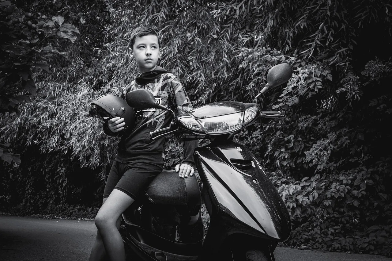 Siyah beyaz scooter sürüşü - genç erkek portresi