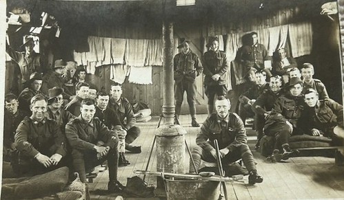 siyah beyaz tarihi fotoğraf birinci dünya savaşı askerleri barakada soba başında