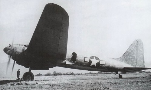 Siyah Beyaz Tarihi Karede Çimenlik Alandaki Amerikan Askeri Bombardıman Uçağı Siyah Beyaz Tarihi Karede Çimenlik Alandaki Amerikan Askeri Bombardıman Uçağı