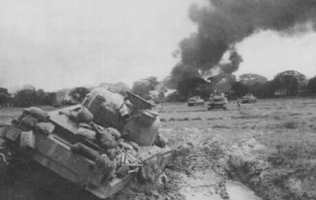 Siyah Beyaz Tarihi Savaş Fotoğrafı: Göçmüş Tank ve Dumanlı Savaş Alanı