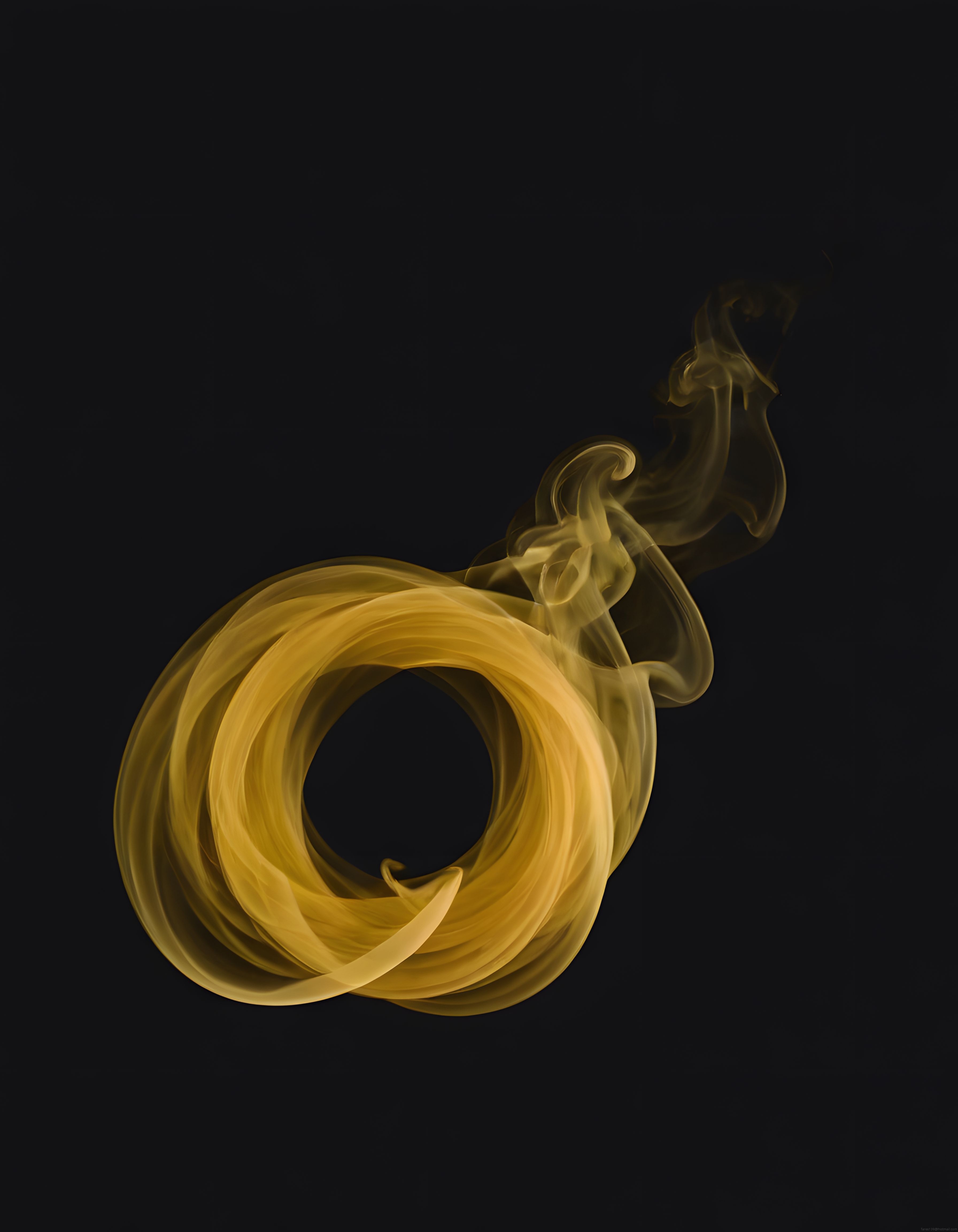 Siyah Fon Üzerinde Altın Sarısı Dumanın Sanatsal Dansı ve Spiral Soyut Formlar