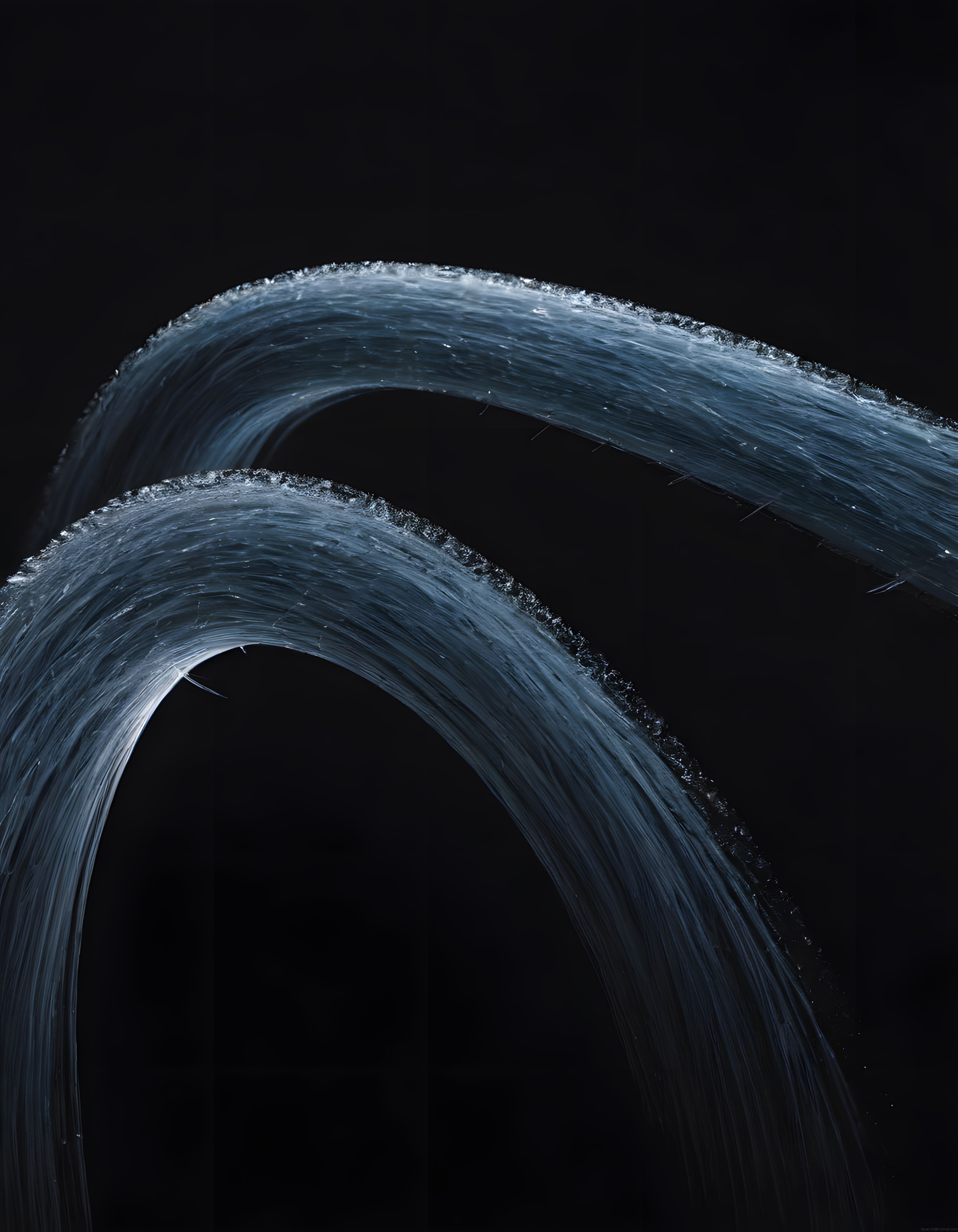 Siyah Fon Üzerinde Bükülmüş Parlayan Fiber Optik İplikler Yakın Çekim