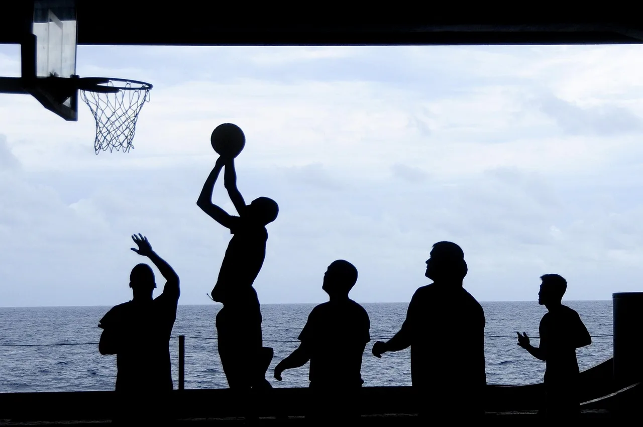 Siyah gölgeyle basketbol sahası hareketi - takım oyunu