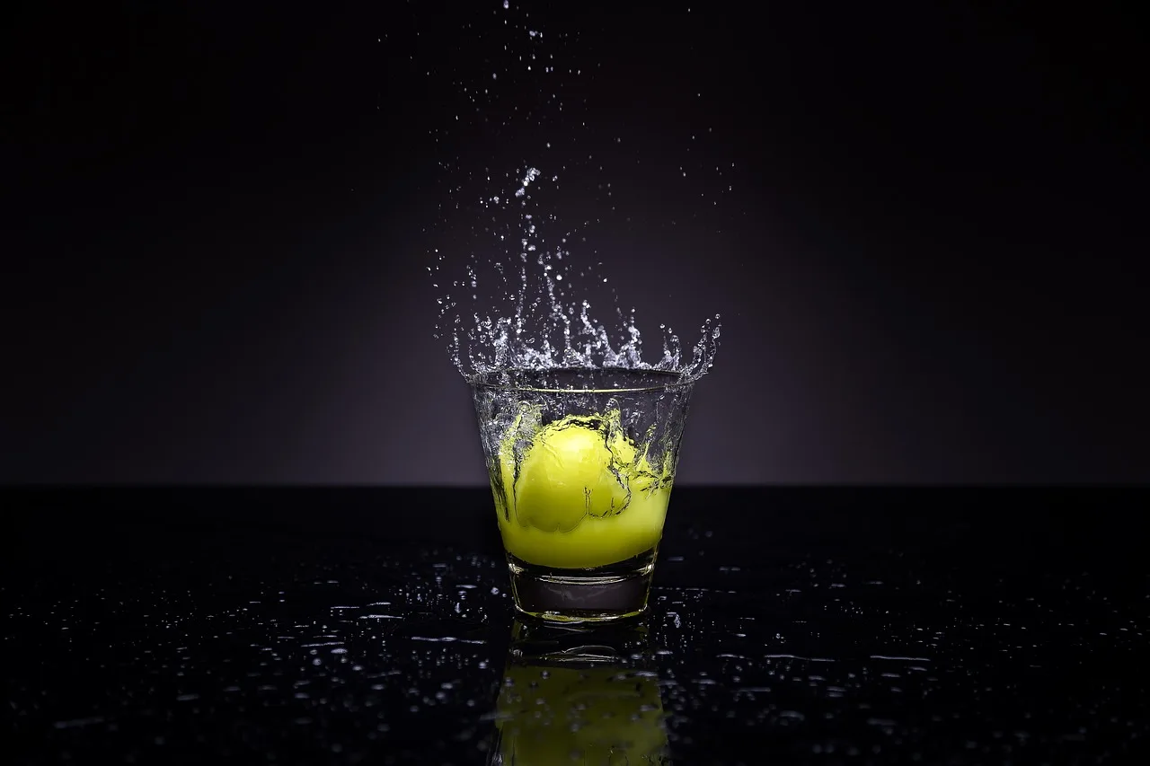 Siyah limon suyu ve bardakta taze meyve detayı