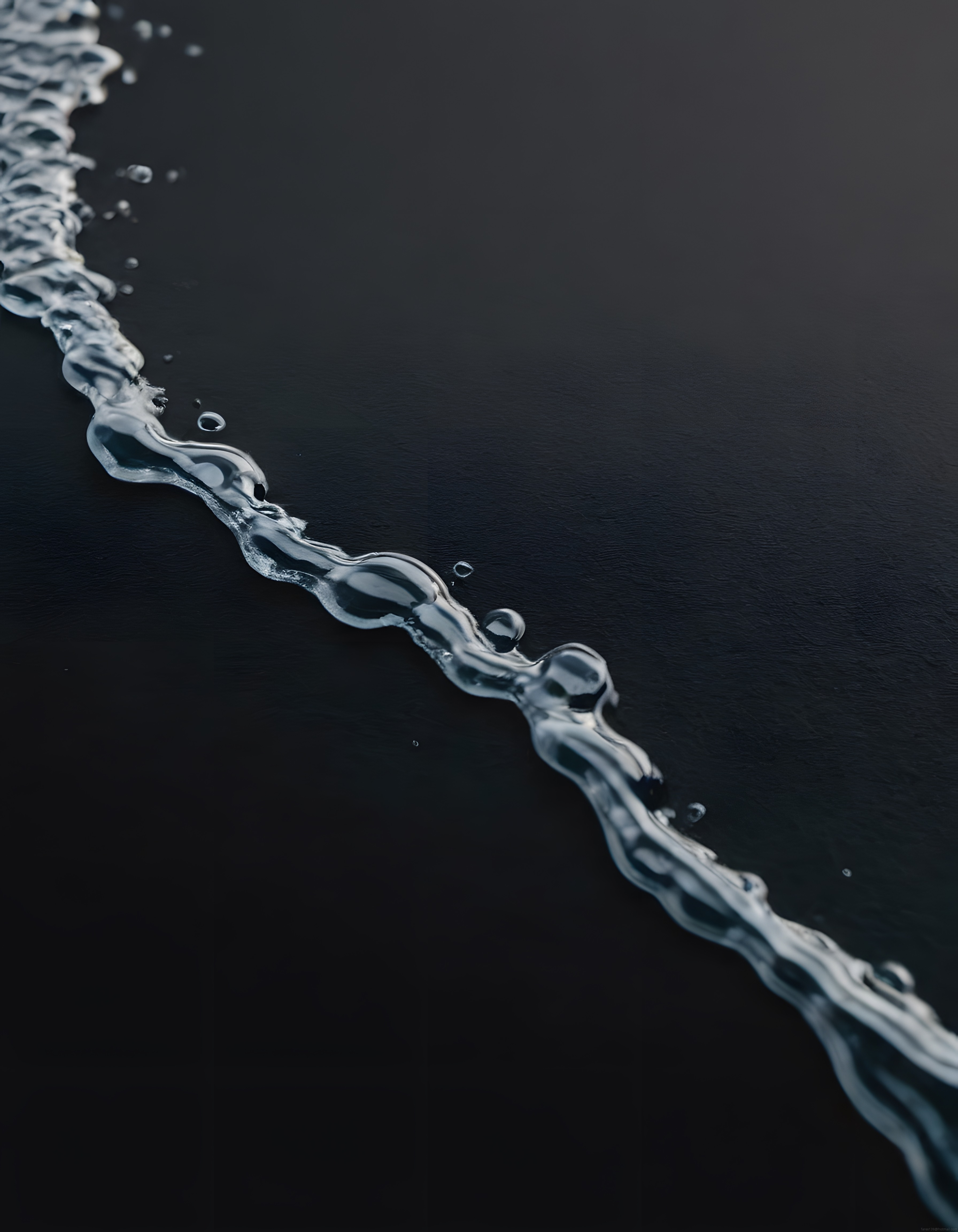 Siyah Zeminde Akışkan Beyaz Sıvı ve Minimalist Abstrakt Fotoğraf Sanatı