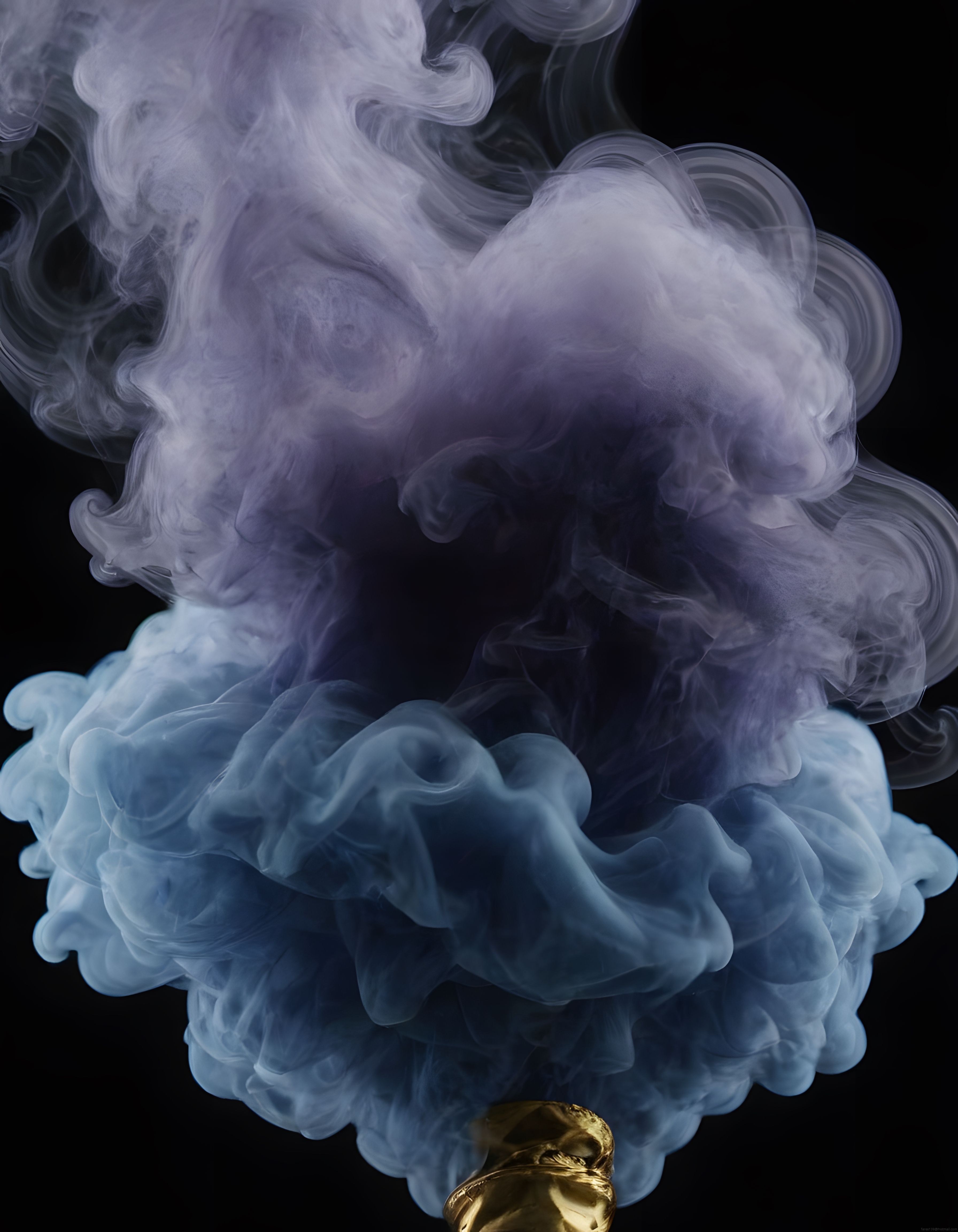 Siyah Zeminde Altın Şişeden Yükselen Renkli Dumanların Büyülü Dansı