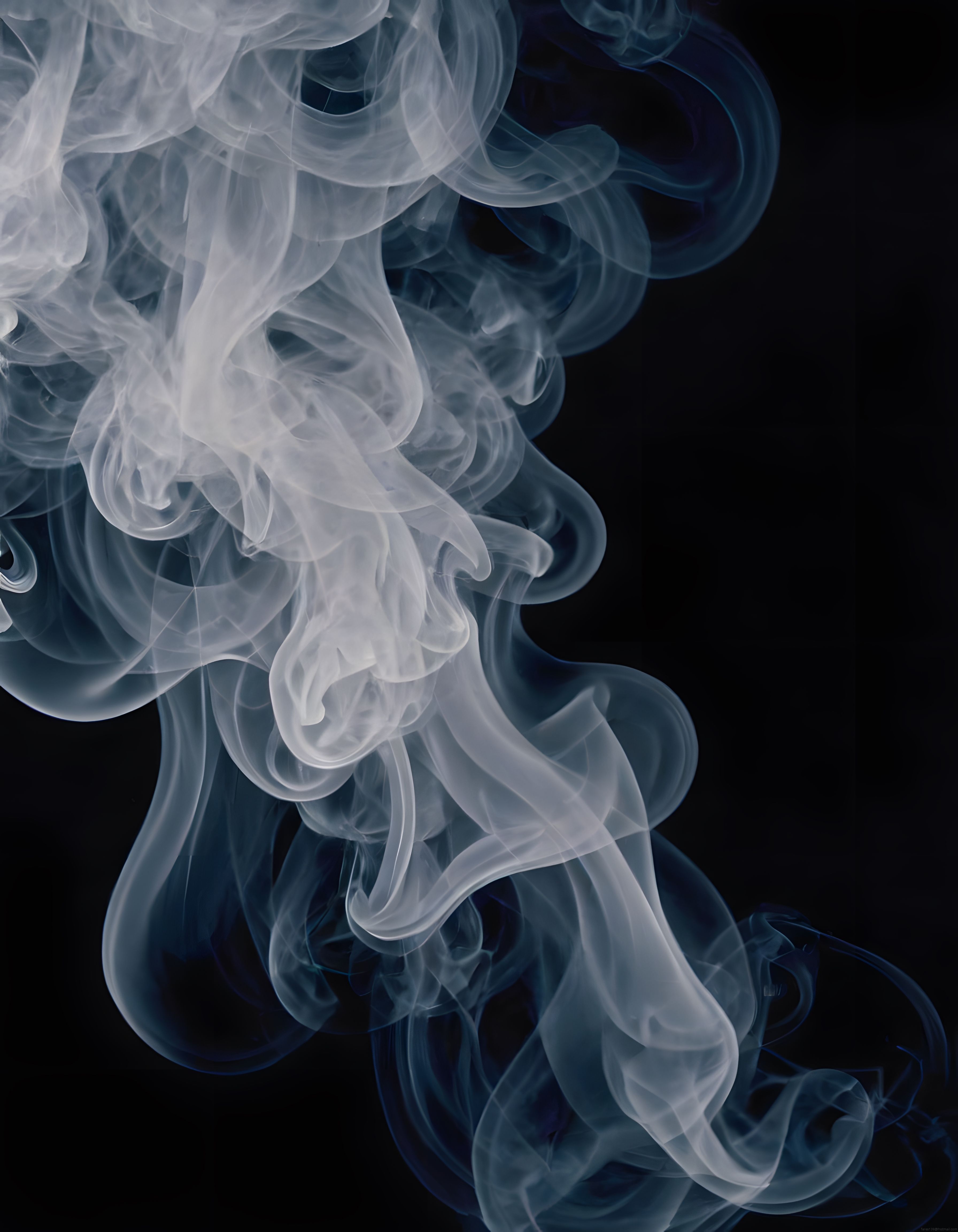 Siyah Zeminde Süzülen Beyaz Dumanın Büyüleyici Soyut ve Sanatsal Formları