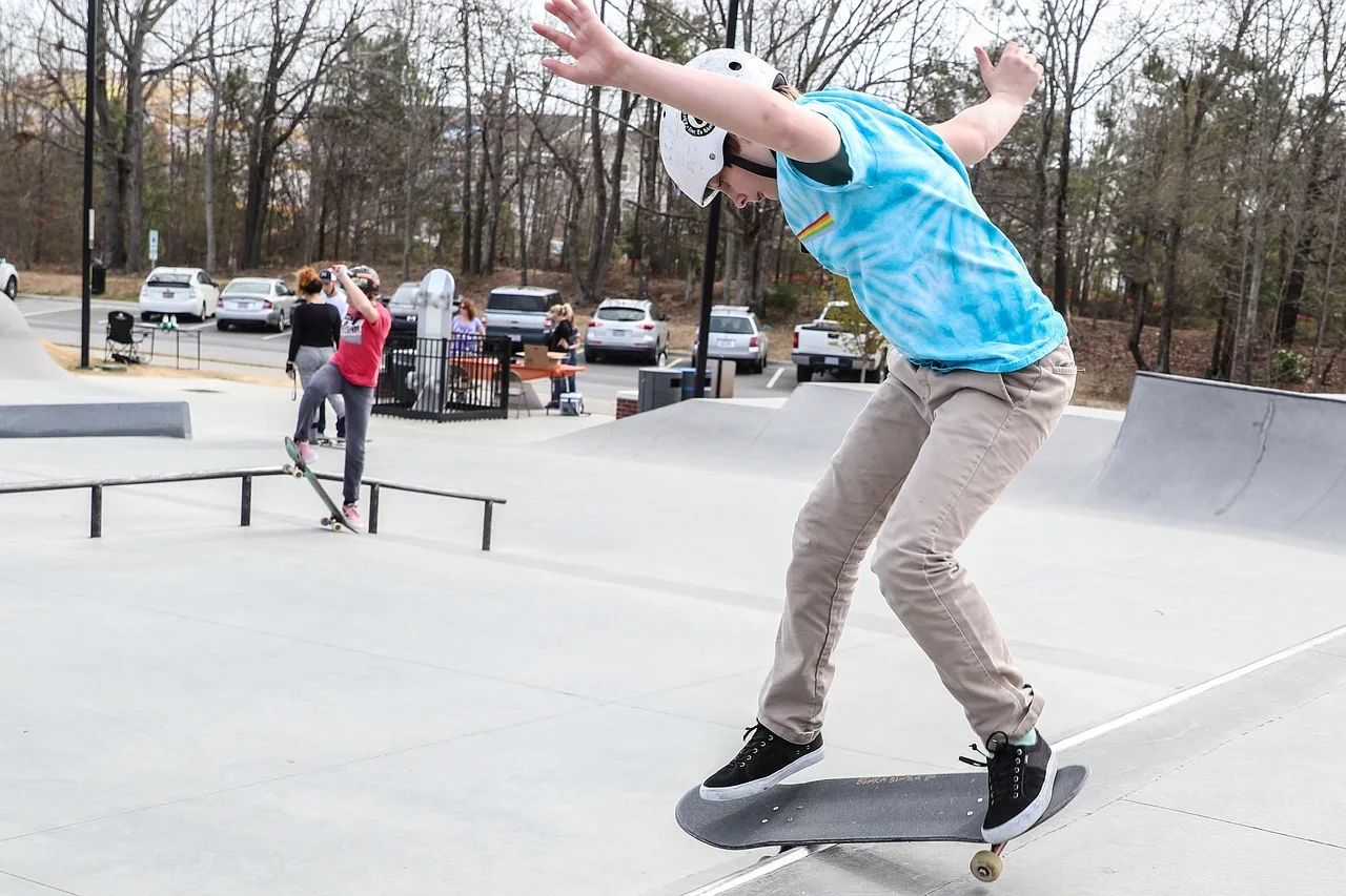 Skateboard aksiyon sahası genç sporcu