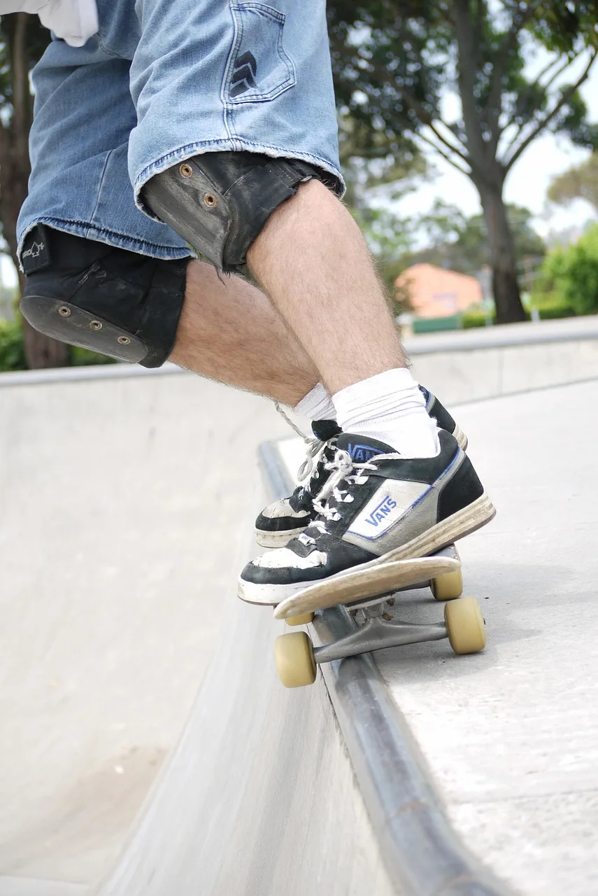 Skateboard parkı genç aktivite - dinamik spor