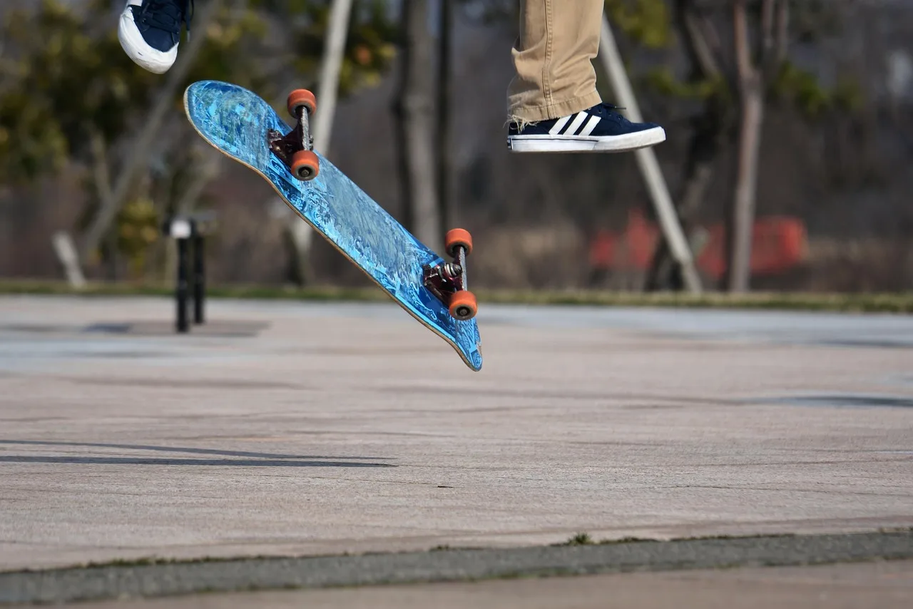 Skateboard parkta sıçrama - aktif genç kadın