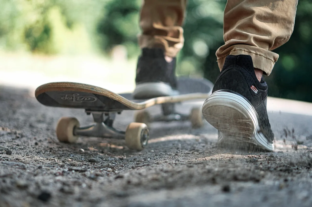 Skateboard ve spor ayakkabısı yazda özgür yol