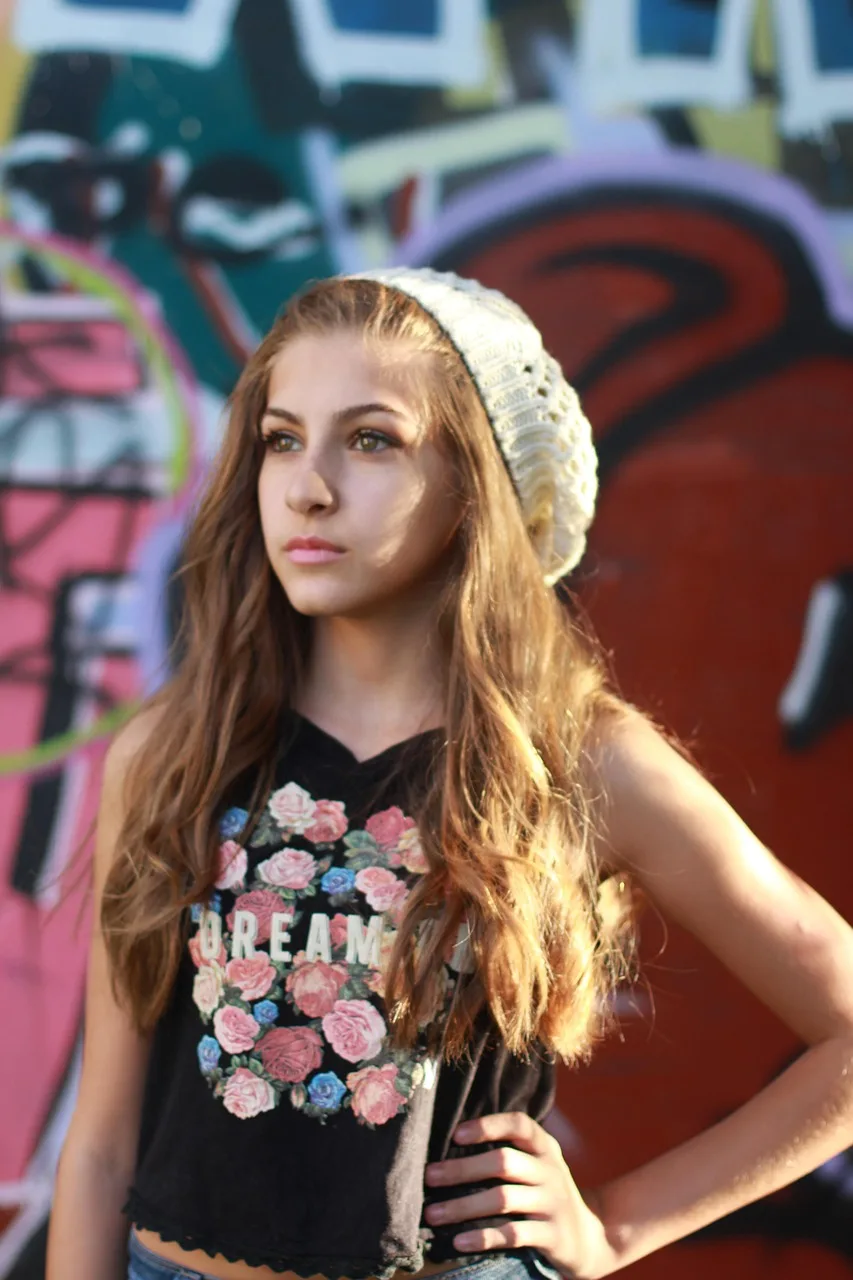 Skateboard yapan genç kız - dinamik spor fotoğrafı