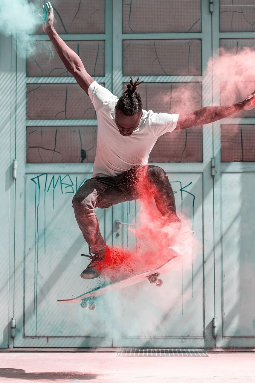 Skateboardlu genç adam renkli toz patlaması - dinamik yaşam