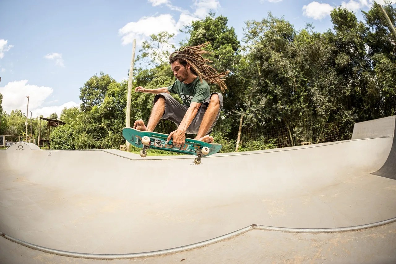 Skatepark radikal kaykaycı - dreadsli genç