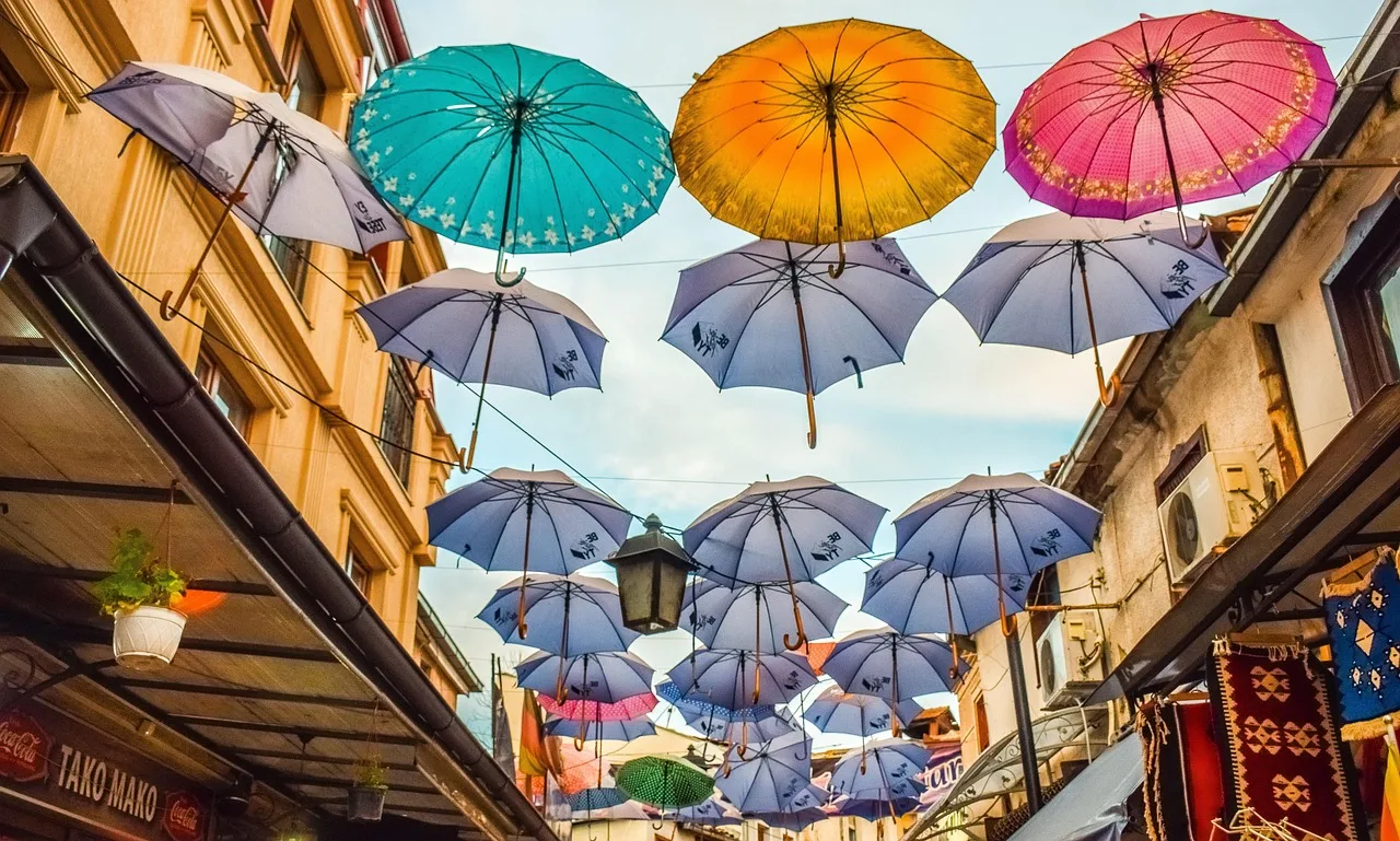 Skopje eski çarşıda renkli şemsiyeler - turistik fotoğraf