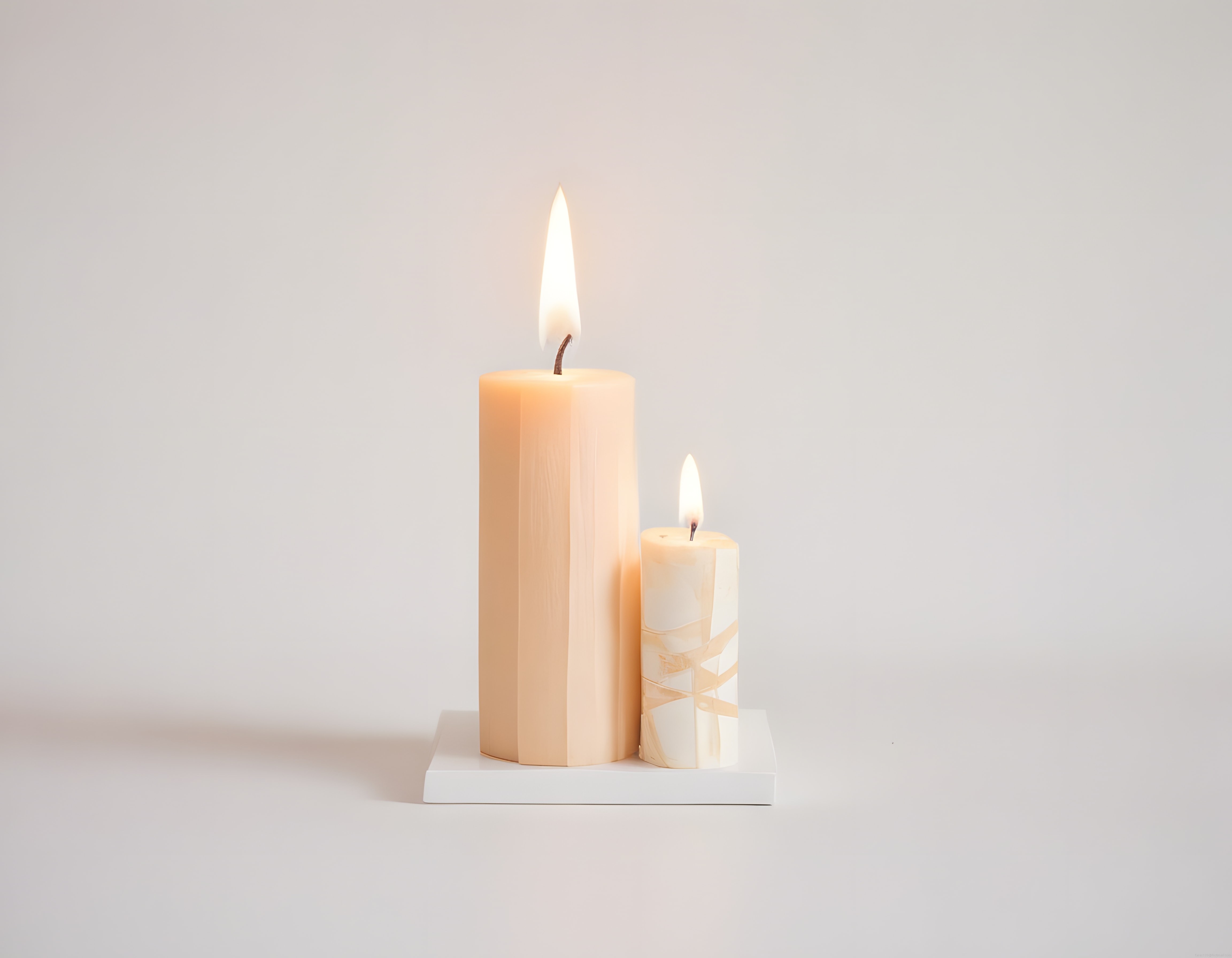 Soft Renklerde Yanan İki Dekoratif Mum ile Sıcak ve Minimal Ev Stili