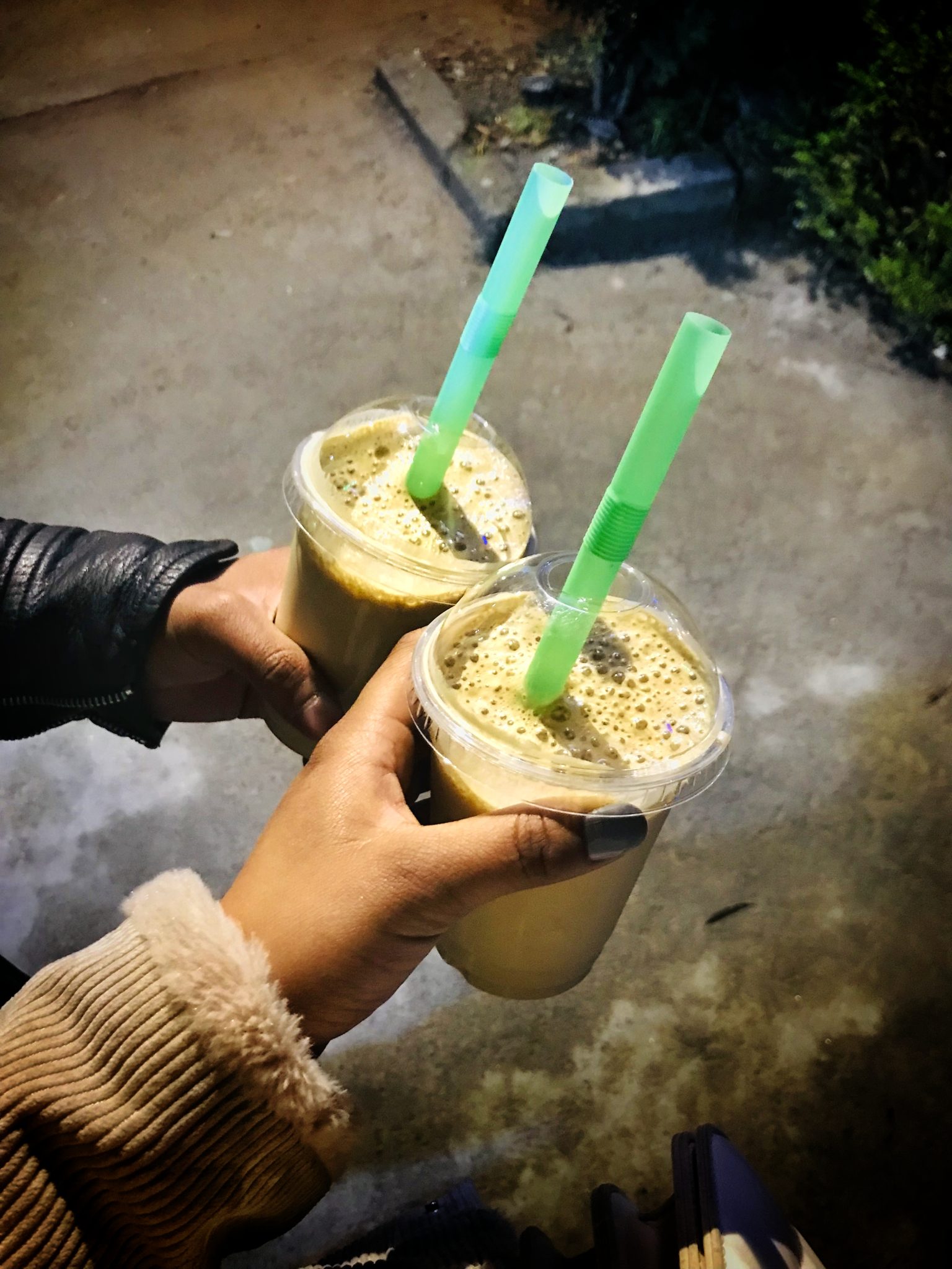 Soğuk Kahve ve Smoothie Tadımı: Sokakta Arkadaşlarla Keyifli İçecek Molası